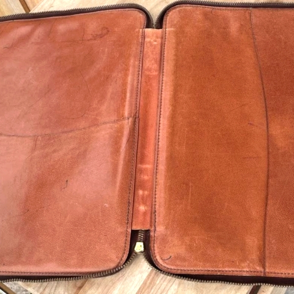 Louis Vuitton Portfolio - Picture 2 of 8